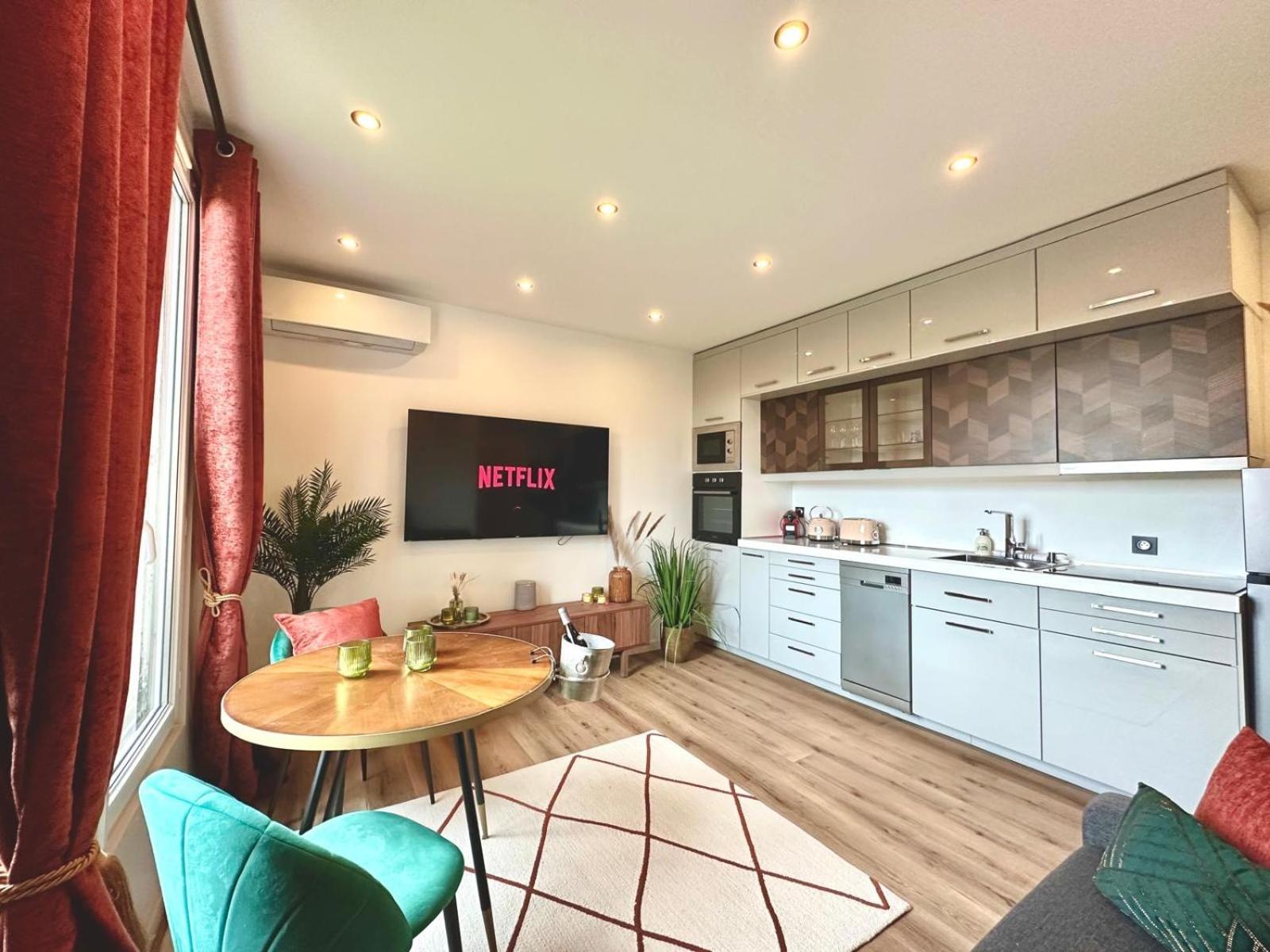 Suite Meg Esbly Buitenkant foto
